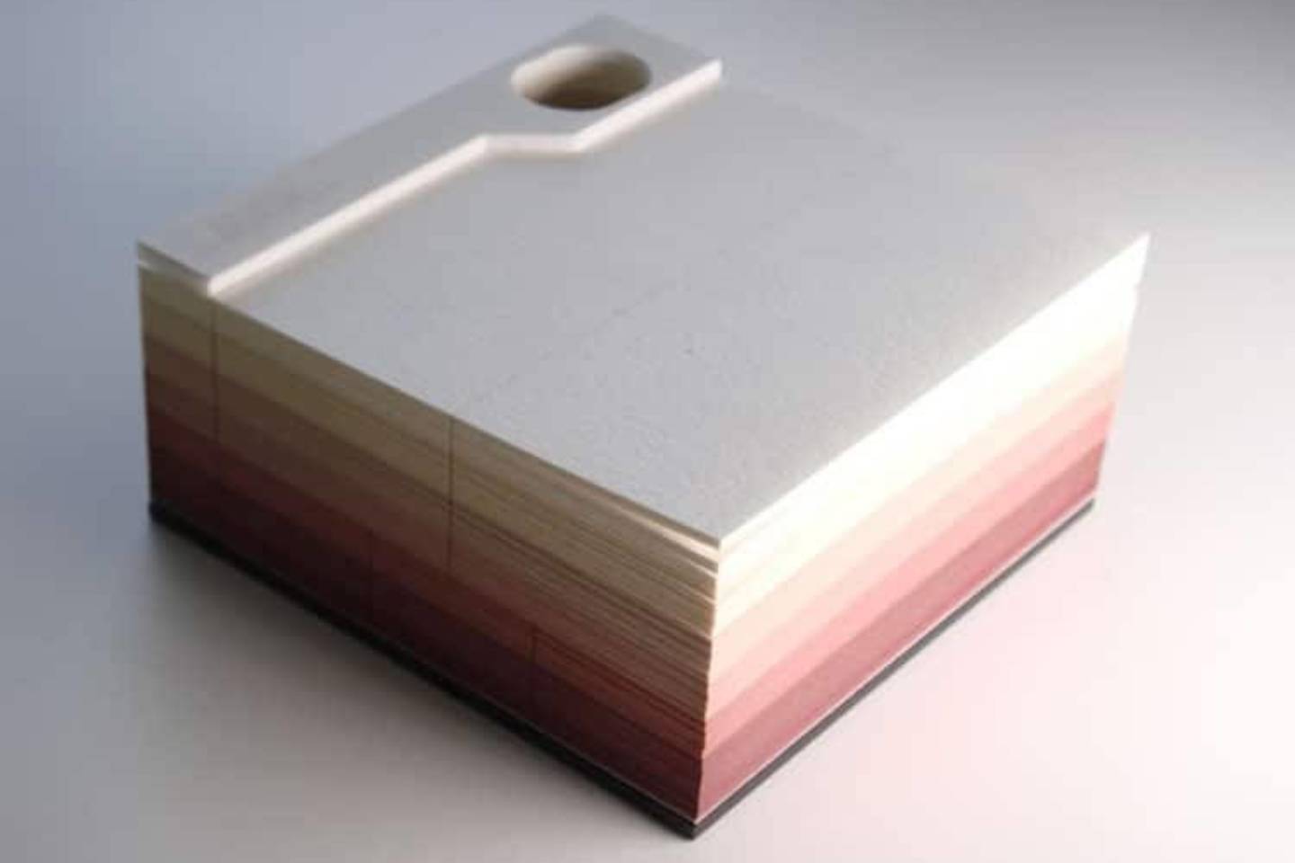  Iš pirmo žvilgsnio „Omoshiro Block“ atrodo lyg paprasta lygi popieriaus užrašams krūvelė. <br> „My Modern Met“/archdaily.com nuotr.