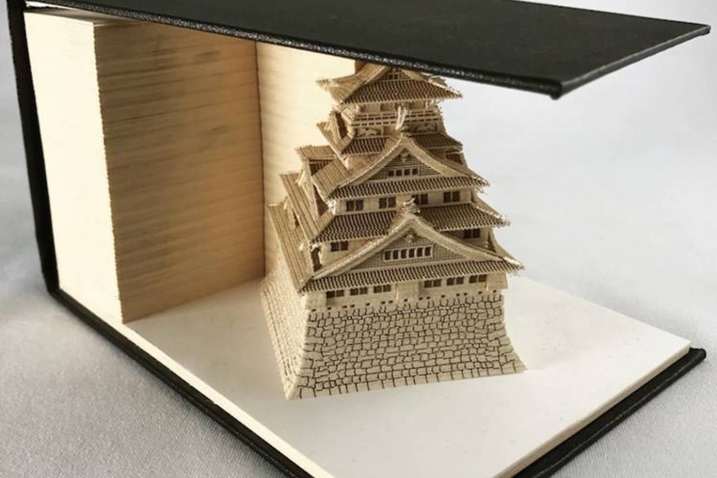  Iš pirmo žvilgsnio „Omoshiro Block“ atrodo lyg paprasta lygi popieriaus užrašams krūvelė. <br> „My Modern Met“/archdaily.com nuotr.