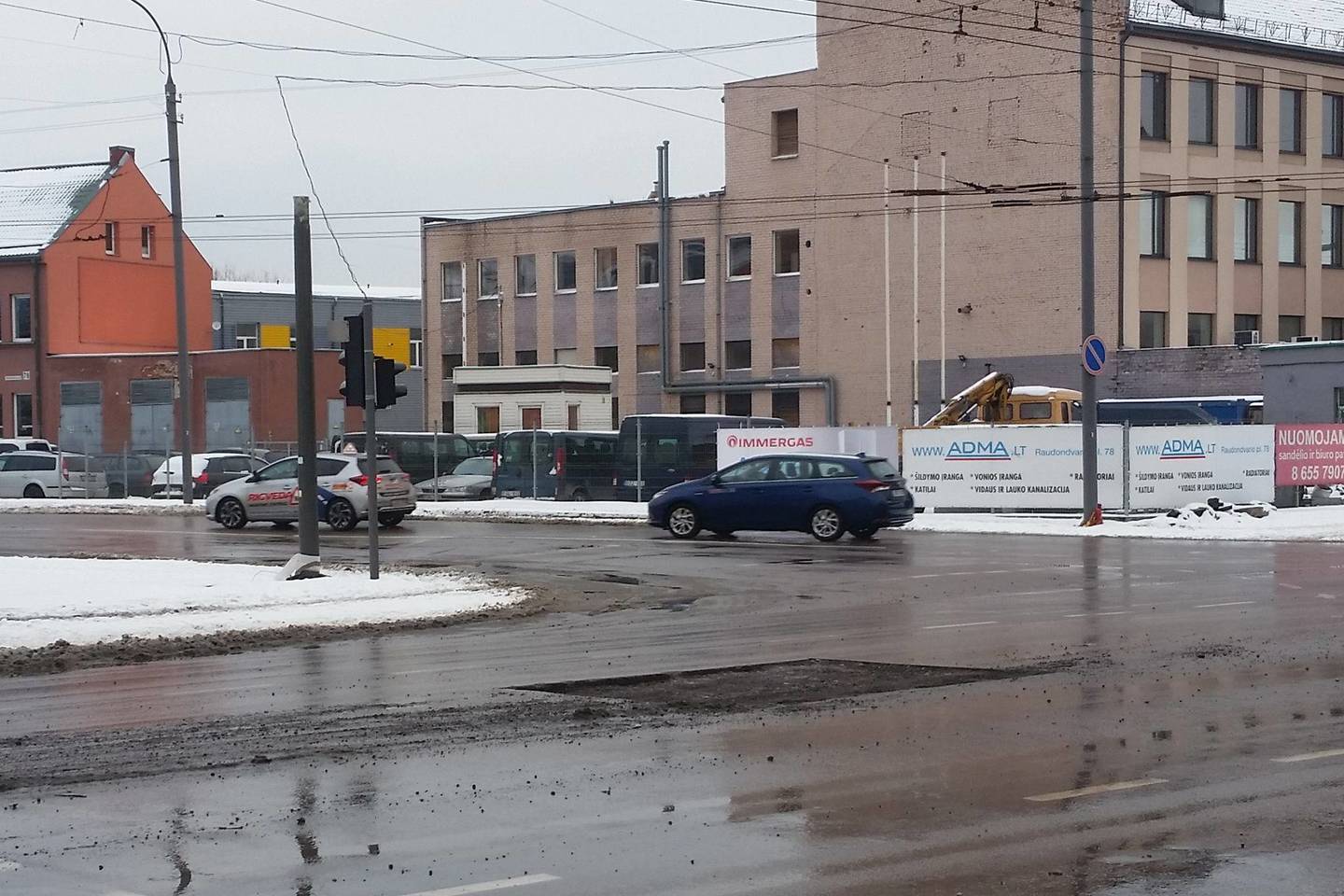 Raudondvario plente Kaune kelininkai paliko duobę, kurioje vairuotojai apgadino savo automobilius.