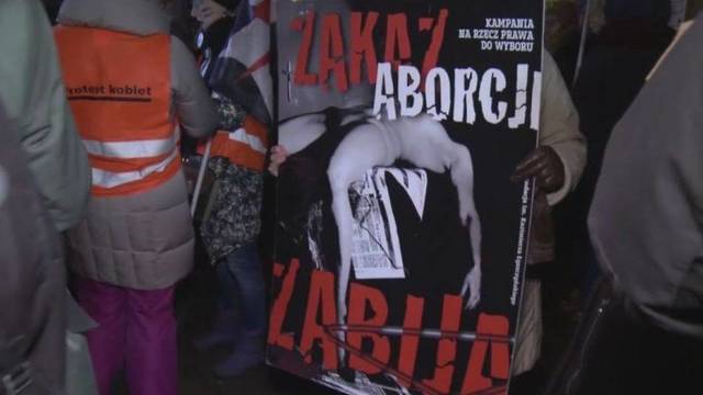 Tūkstančiai lenkų protestuoja prieš valdžios norą griežtinti abortų įstatymus