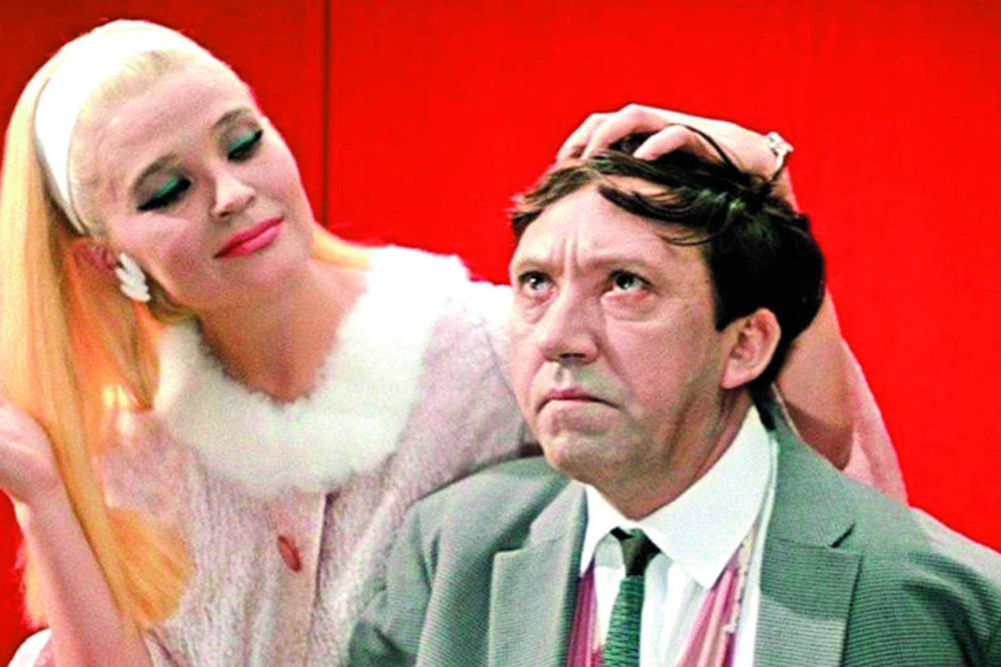 Semioną (J.Nikulinas) bando suvilioti lemtinga gražuolė Ana (S.Svetličnaja).