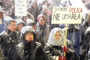 Lenkės žengė į gatves: dėl abortų draudimo įsiplieskė milžiniški ginčai