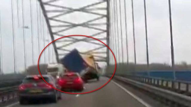 Stiprūs Nyderlandų vėjai vilkiko vairuotojui tapo baisiu košmaru