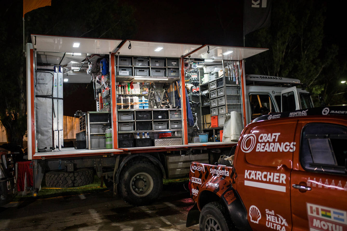 Dakaro organizatorių dėmesį patraukė ekologiškas Antano Juknevičiaus komandos sprendimas įrengiant serviso sunkvežimį.<br>Vytauto Dranginio nuotr.