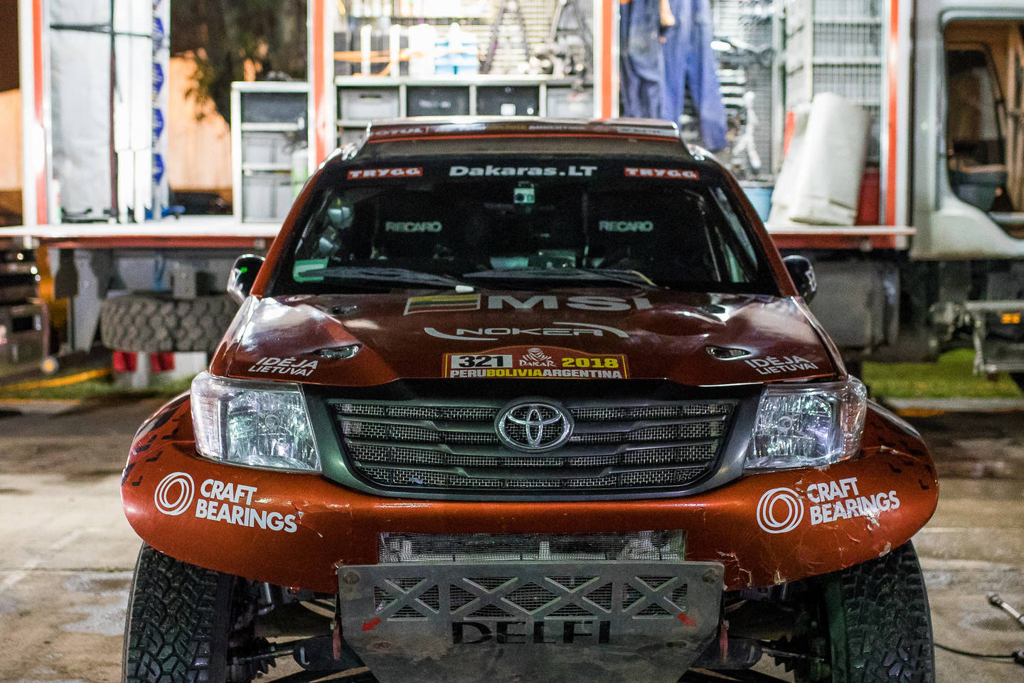 Dakaro organizatorių dėmesį patraukė ekologiškas Antano Juknevičiaus komandos sprendimas įrengiant serviso sunkvežimį.<br>Vytauto Dranginio nuotr.