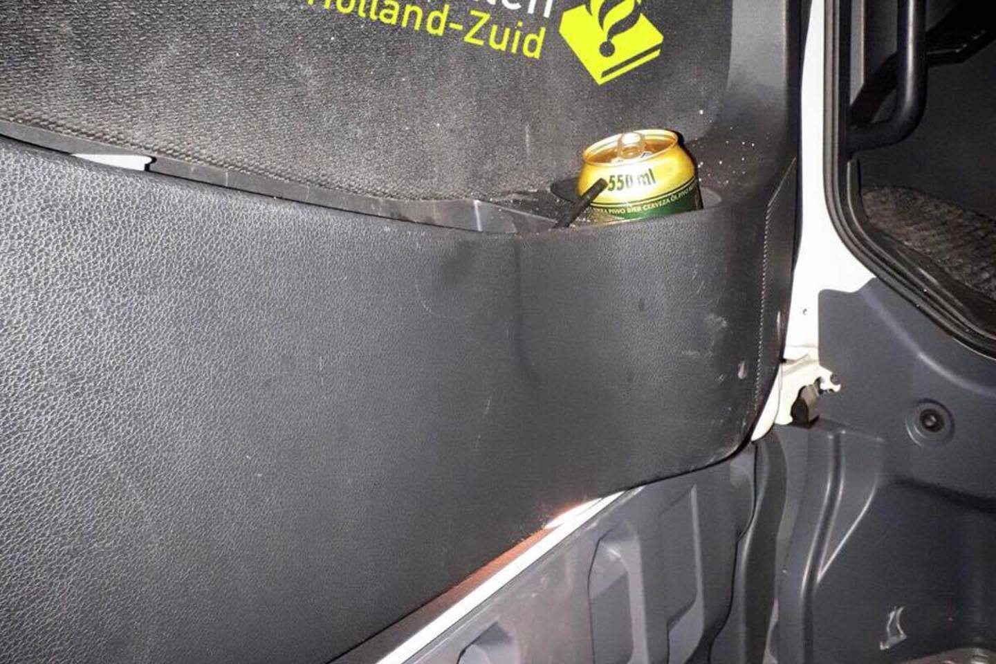 Alkoholio rasta ir vilkiko kabinoje.<br>Nyderlandų policijos/Politie Drechtsteden-Buiten nuotr.
