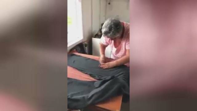 Išradingoji močiutė parodė, kaip be lygintuvo išlyginti drabužius