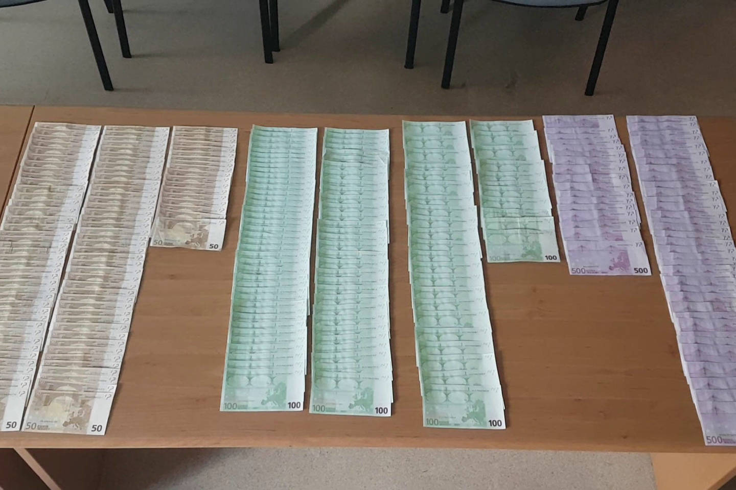 Muitinės kriminalistai pernai sulaikė beveik pusę milijono eurų grynųjų pinigų kontrabandos.