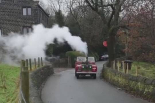 Įspūdingas brito darbas – senutėlis visureigis virto garo automobiliu