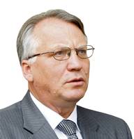 Mečys Laurinkus. Ar vertėjo mirusiems D. Banioniui ir S. Sondeckiui klijuoti etiketes? 