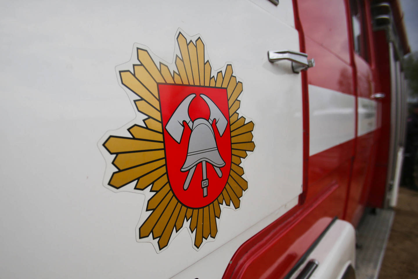 Mažeikiuose su švyturėliais važiavęs ugniagesių automobilis sukėlė avariją.