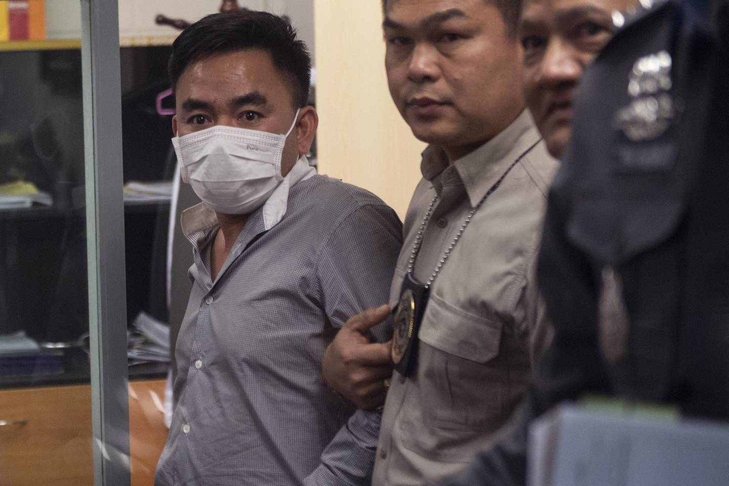 Tailando pilietybę turintis 40 metų vietnamietis Boonchai Bachas penktadienio vakarą buvo sulaikytas už tai, kad iš Afrikos į Tailandą gabeno 14 raganosių ragų.