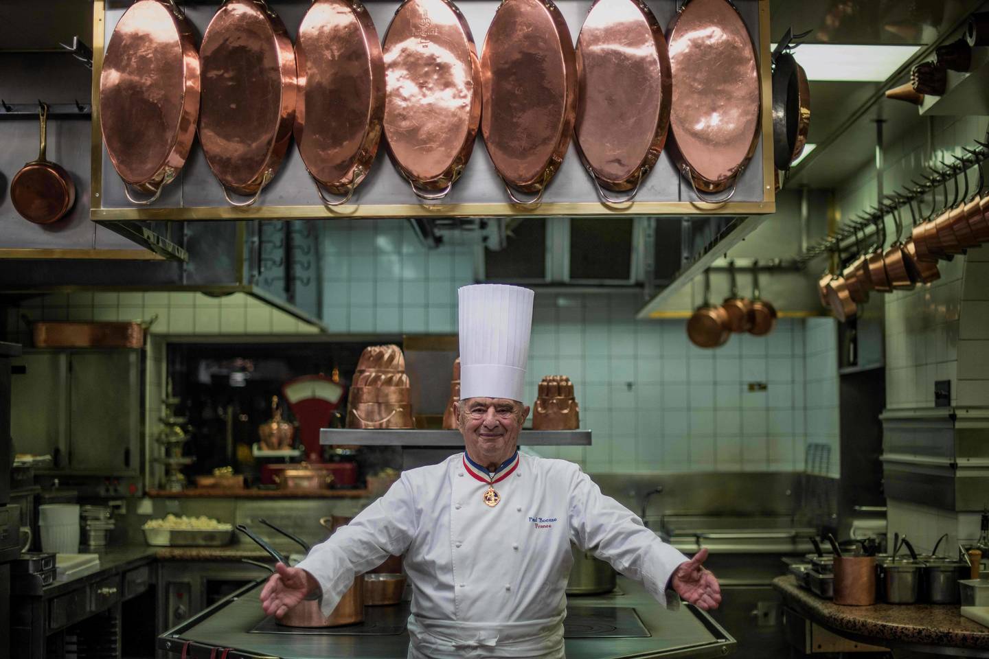 P. Bocuse'as buvo vienintelis Prancūzijos šefas, daugiau kaip keturis dešimtmečius išlaikęs maisto biblijos „Michelin“ trijų žvaigždučių įvertinimą.<br> AFP/Scanpix nuotr.