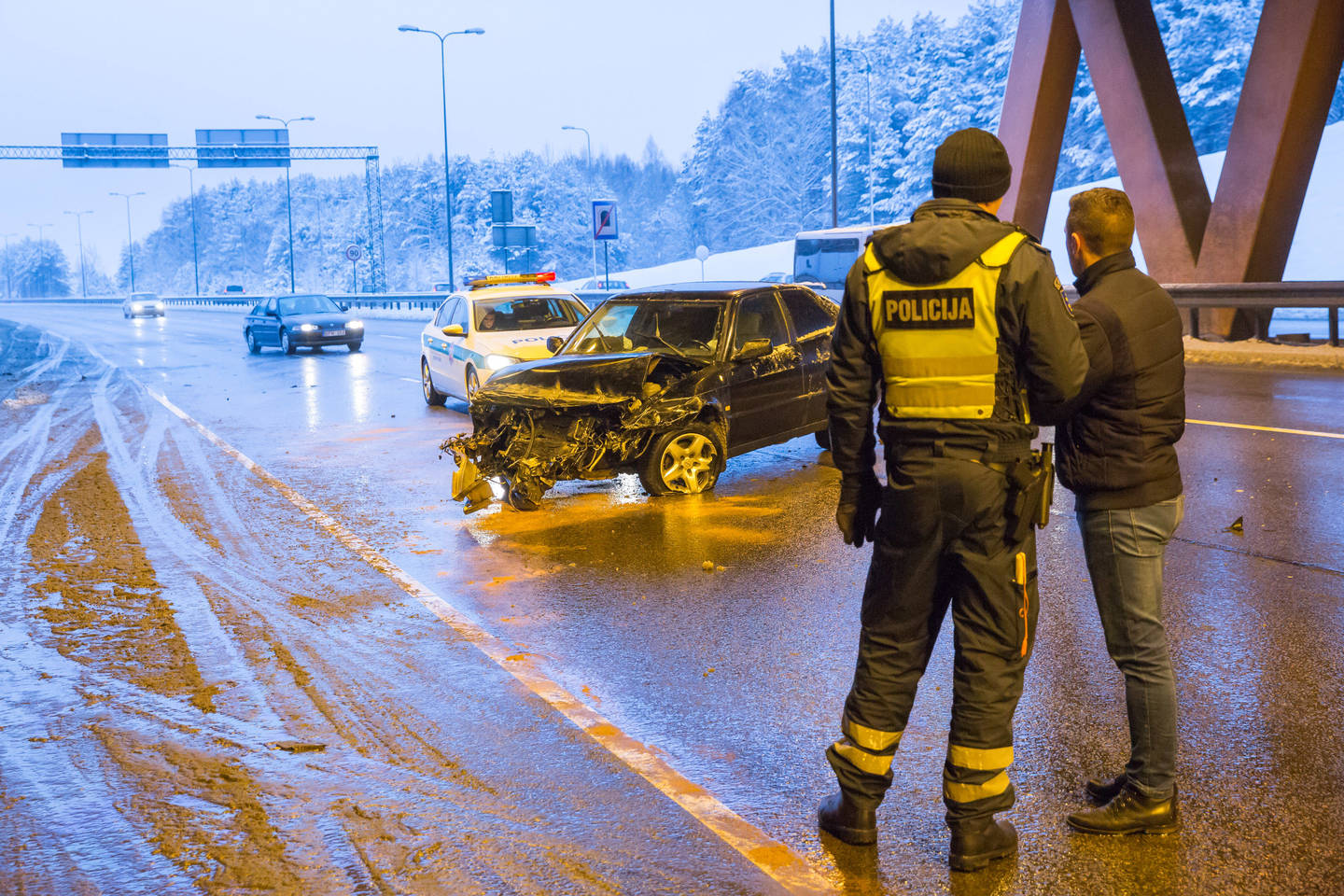 Vilniaus vakariniame aplinkkelyje automobilis taranavo atitvarus