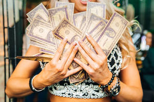 „Oxfam“: 82 proc. pasaulyje pernai sukurto turto atiteko 1 proc. turtingiausiųjų