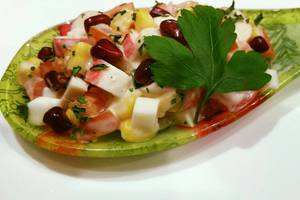 Kiaušinių ir krabų lazdelių salotos: gaivu, gardu ir greitai pagaminama