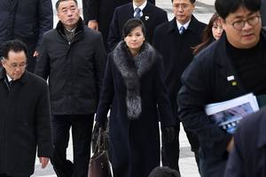 Seule aktyvistai Šiaurės Korėjos dainininkės akivaizdoje sudegino Kim Jong-uno nuotrauką