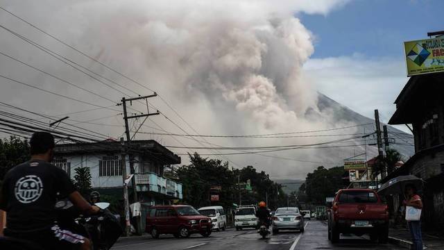 Aktyviausią Filipinų ugnikalnį sudrebino sprogimas, baiminamasi išsiveržimo