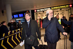 Carlesas Puigdemont‘as žada formuoti naują vyriausybę, nepaisydamas Ispanijos „grasinimų“