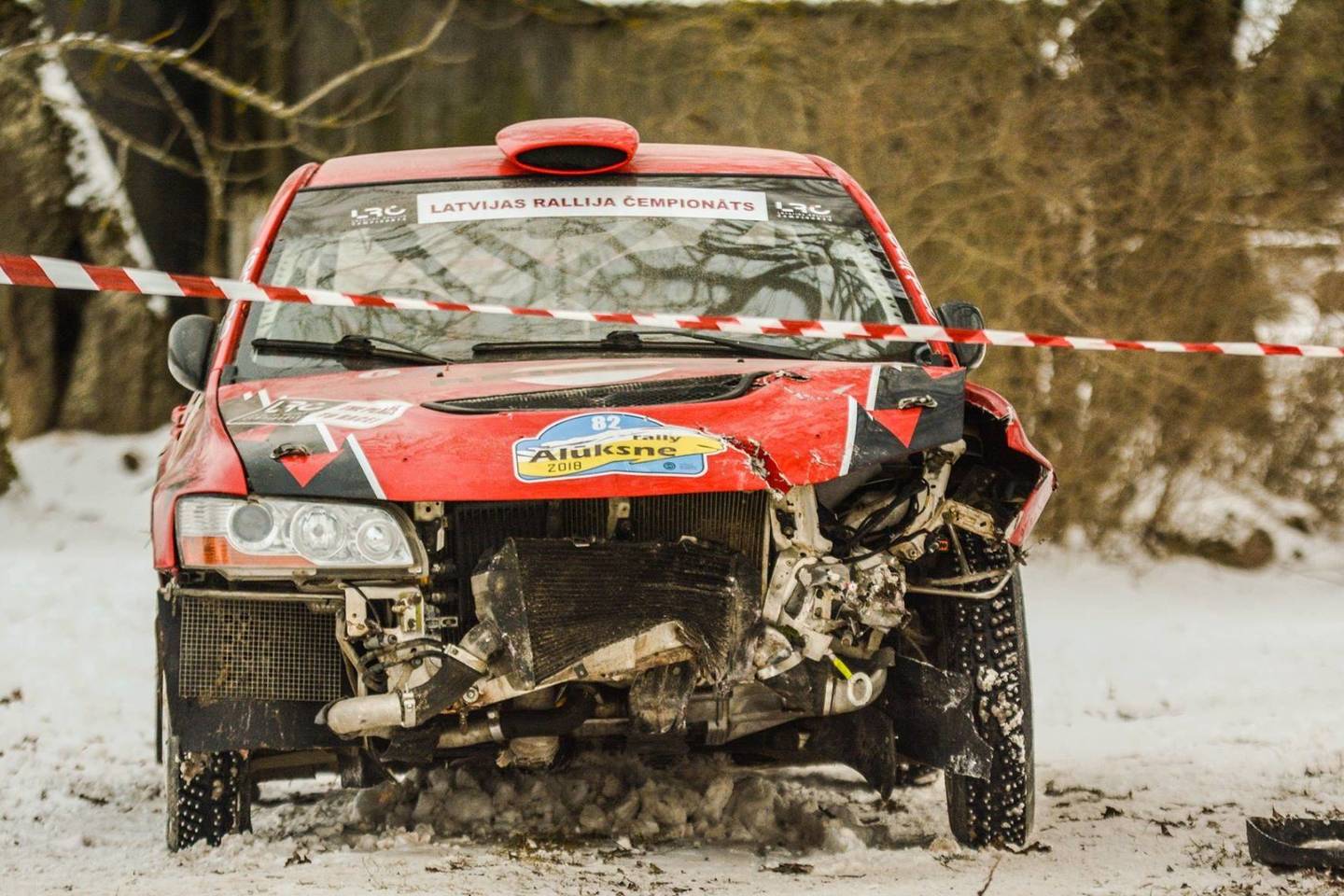 Pirmoje ralio atkarpoje avariją patyrė naujas Egidijaus Gelūno ir Ričardo Baubino ekipažas.<br>Alfonso Rakausko nuotr.