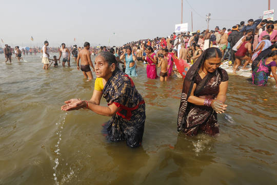 Indijoje milijonai hinduistų dalyvauja maudynių rituale
