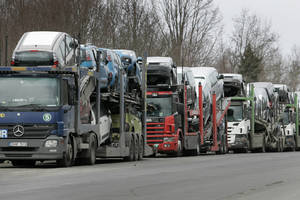 Dėl eilių pasienyje pasižvalgė po muitininkų pinigines: „Žmonės išeina, nes nepragyvena“