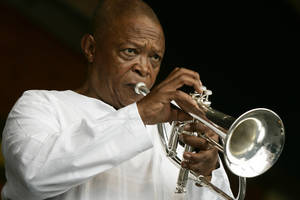 Mirė PAR džiazo legenda Hugh Masekela
