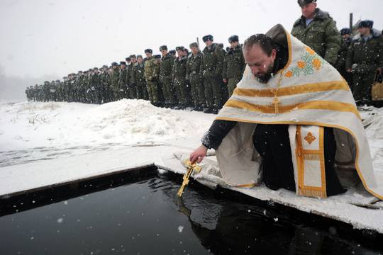  Stačiatikiai sausio 19 dieną. minėjo Jėzaus Kristaus krikštą.<br> AFP/„Scanpix“ nuotr.