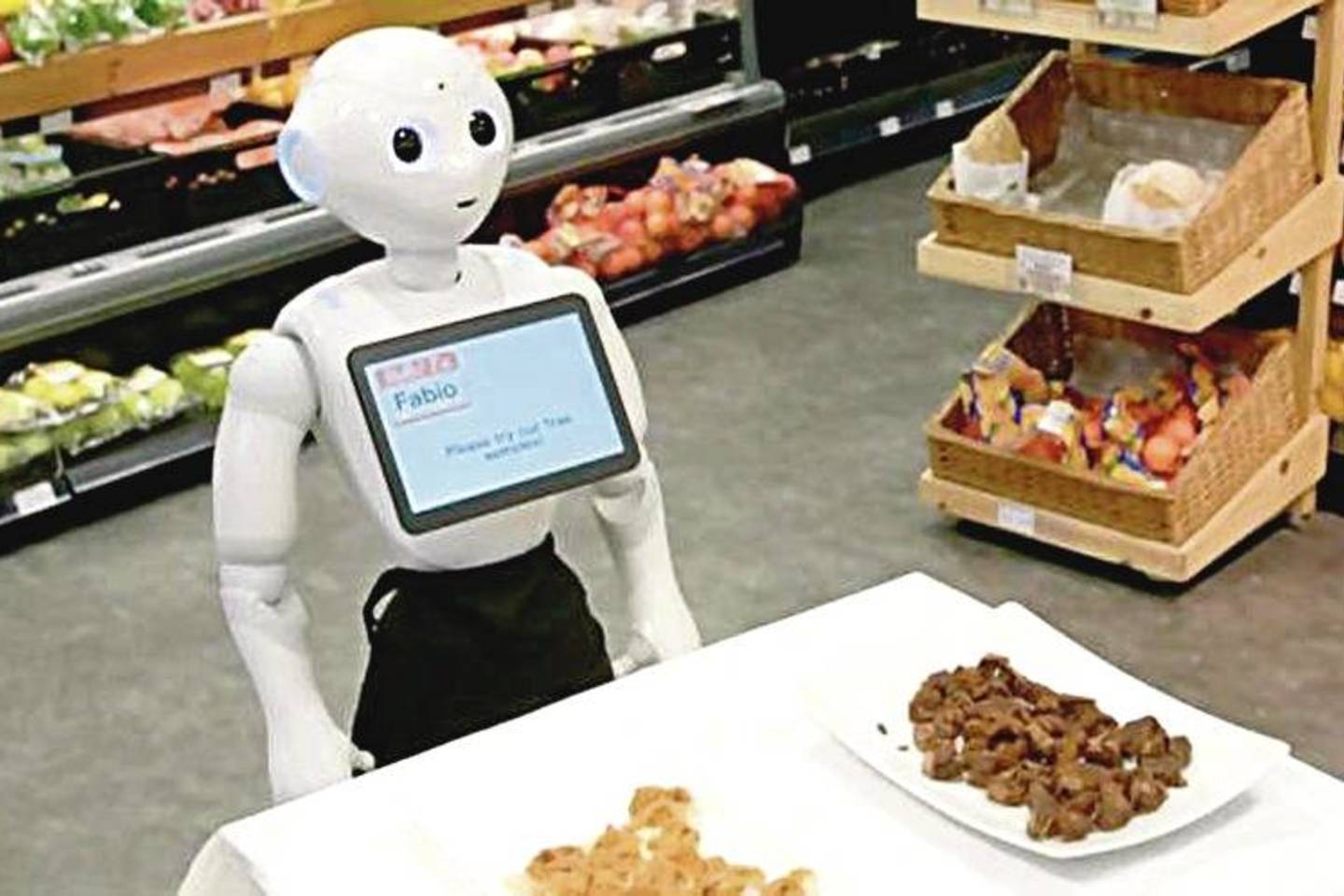Klientai ėmė šalintis roboto Fabio.
