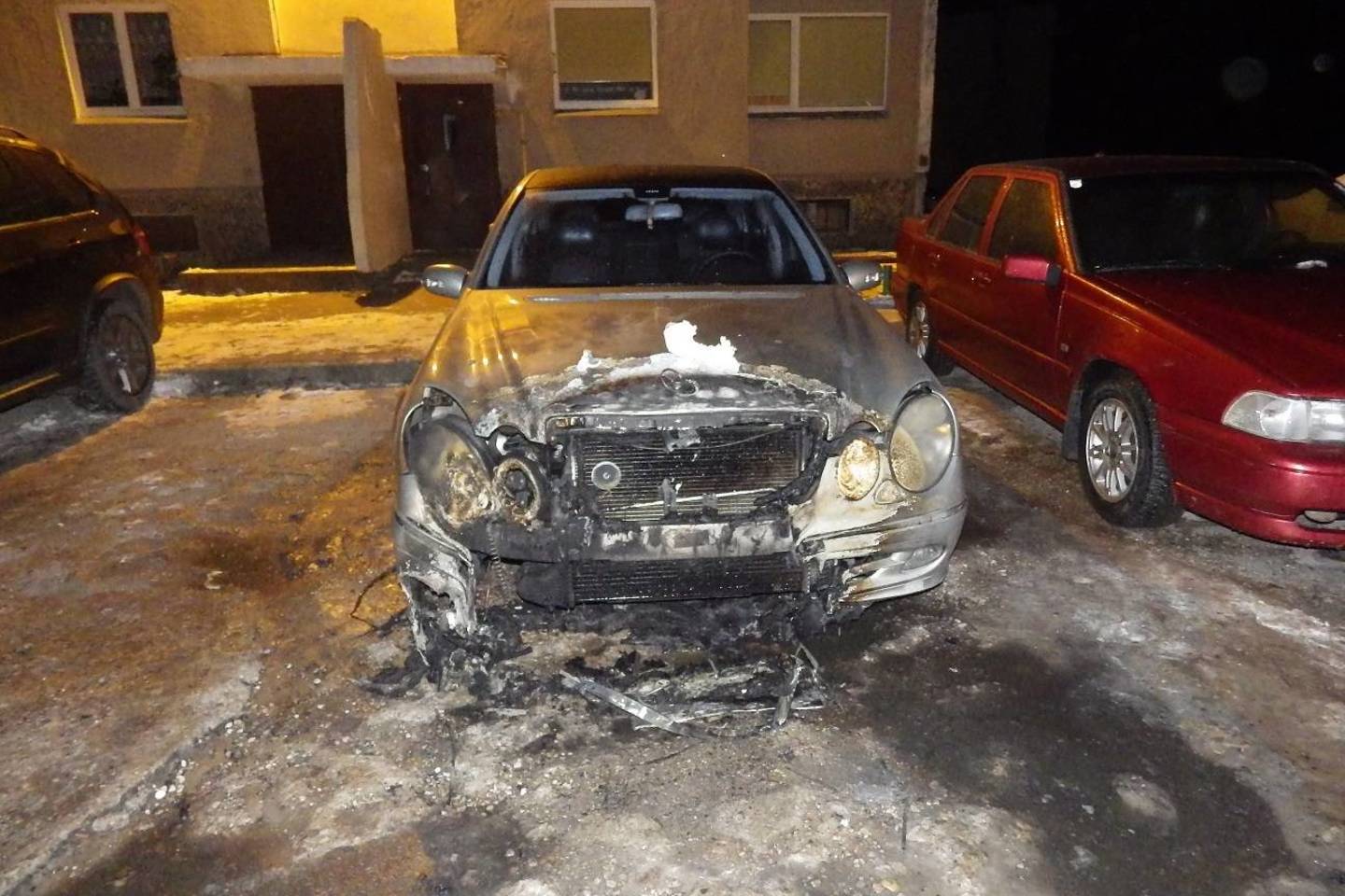 Mažeikiuose padegtas „Mercedes Benz“, kuriuo važinėjosi policininkas.