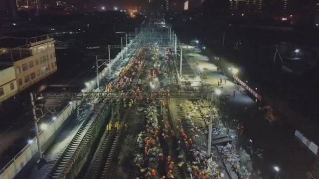 Kinijoje 1500 darbuotojų pastatė geležinkelio stotį per neįtikėtiną laiką
