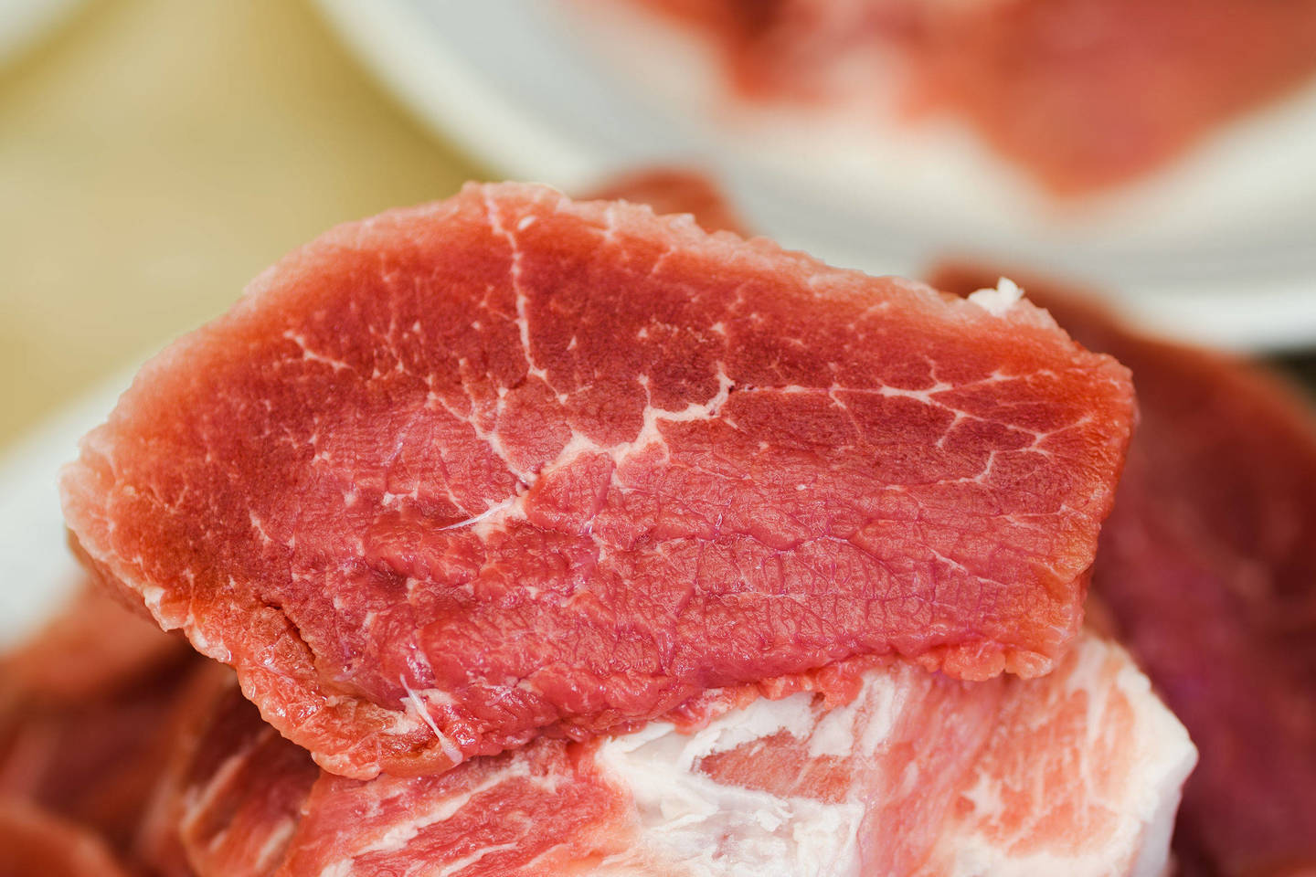  Mėsą geriausia atšaldyti ant nerūdinjančio plieno paviršiaus.<br> 123rf.com nuotr.