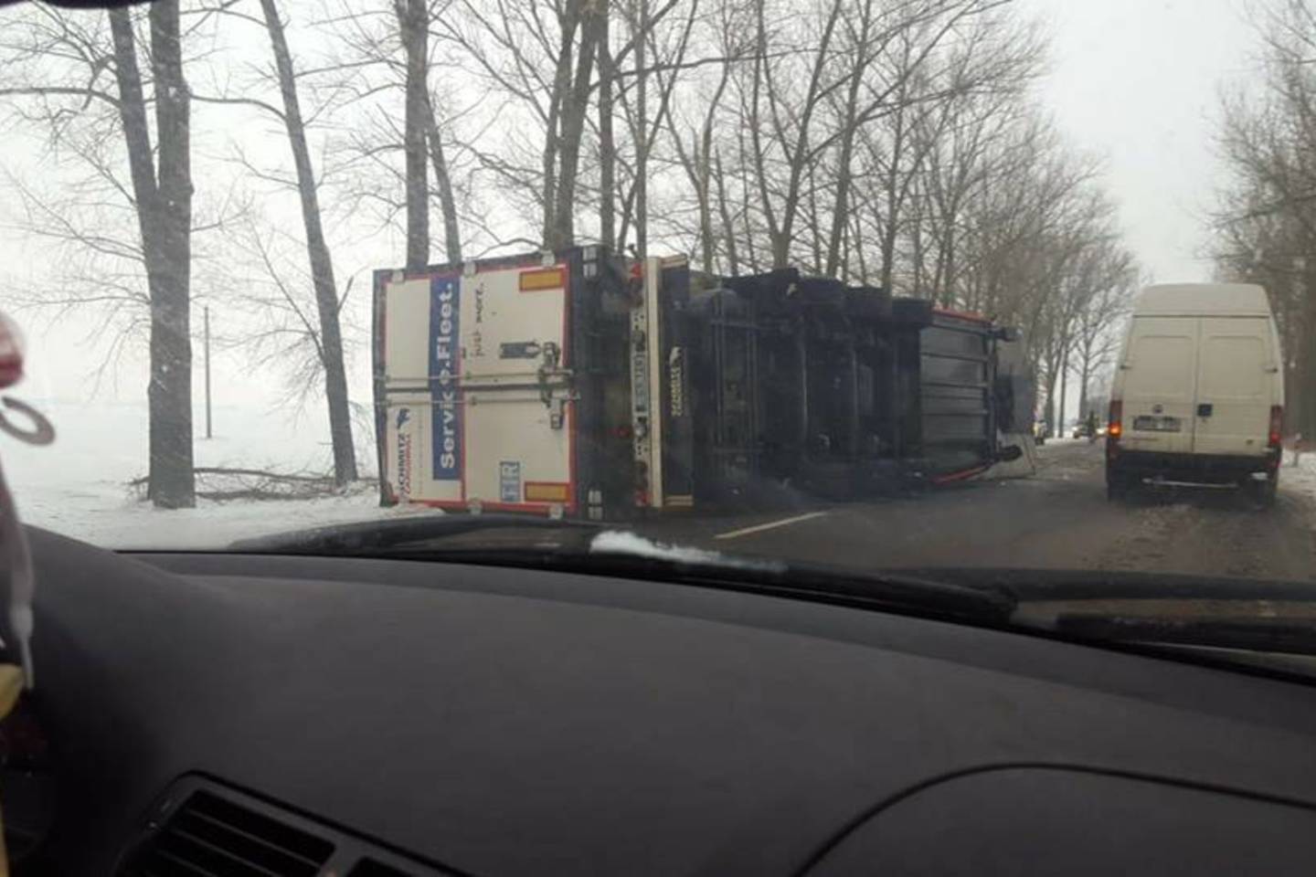 Lietuvos keliai itin slidūs: netoli Vilkaviškio apvirto vilkikas, nuslydo dar 2 mašinos.