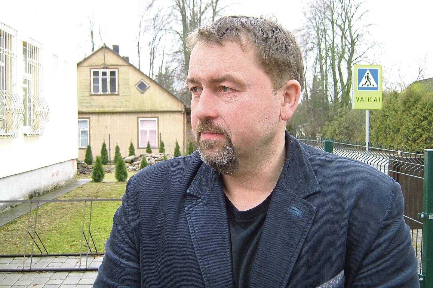 R.Lekeckas: „Tvarkingą dviejų aukštų pastatą reikėtų išnuomoti. Jei po kelerių metų grįš emigrantai, negi vėl naują mokyklą statytume?“