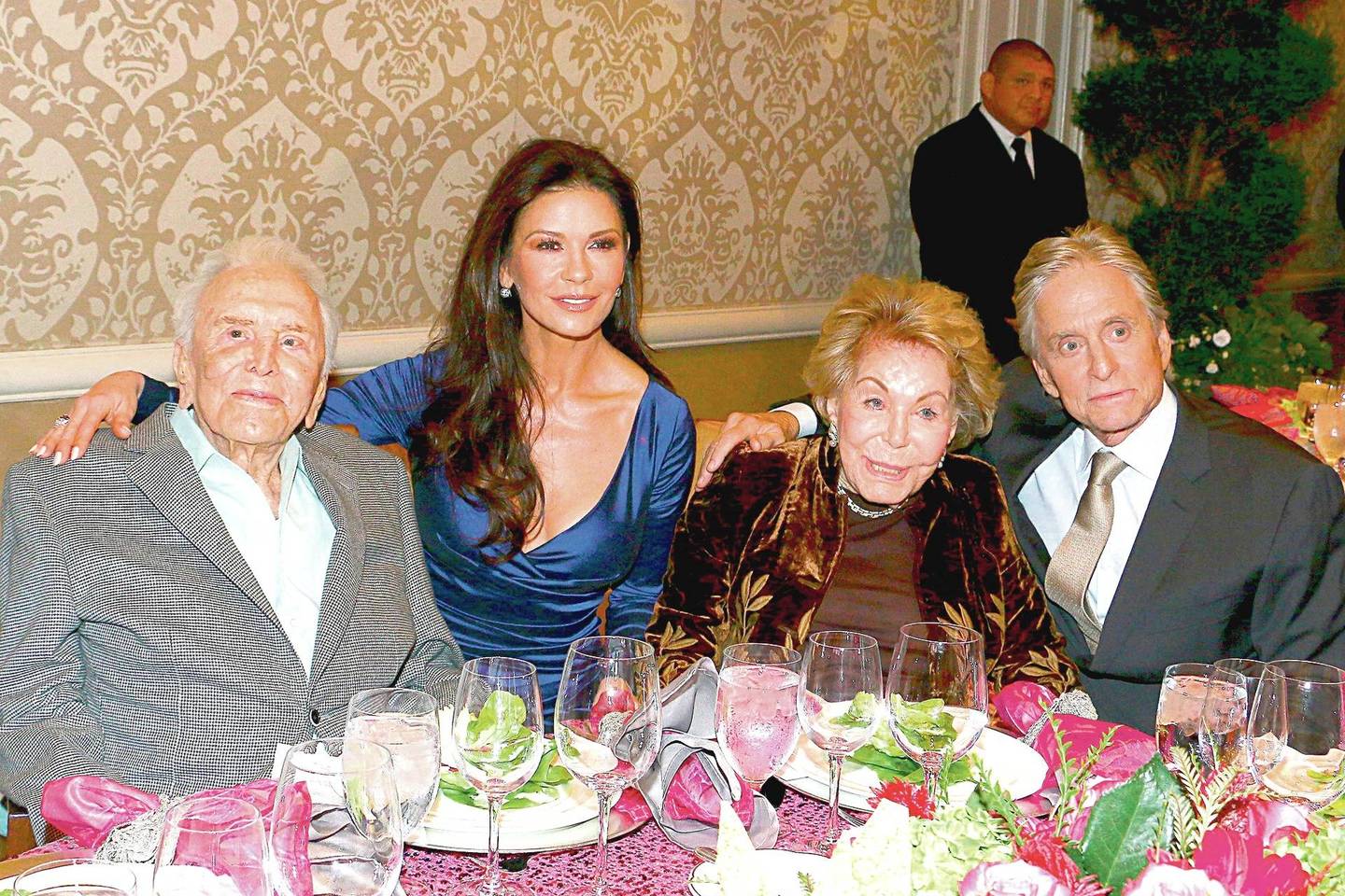 Legendinis Holivudo aktorius K.Douglasas (kairėje) jaučiasi laimingas su antrąja žmona Anne (antra iš dešinės), todėl palaikė sūnų Michaelą, kai jis dėl Catherine metė pirmąją šeimą.<br>„ViDA Press“ nuotr.
