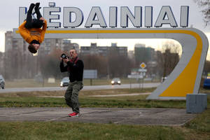 Fotografas užfiksavo įspūdingus kėdainiškio skrydžius mieste