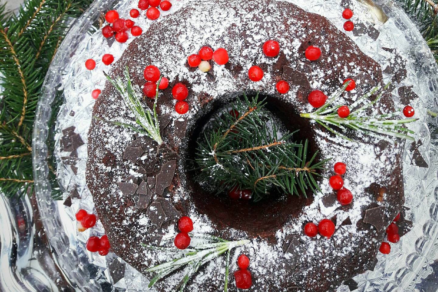 Šokoladinis burokėlių pyragas su džiovintomis spanguolėmis.<br> Nuotr. iš „Žalia mėta“.