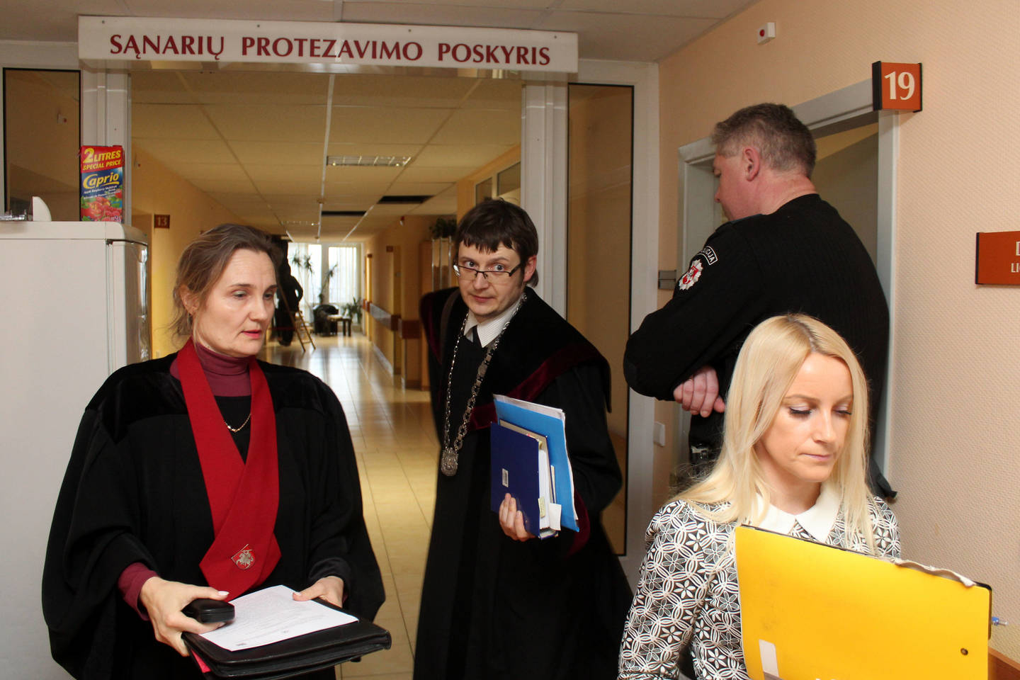 Išvažiuojamasis teismo posėdis ligoninėje, kur gydomas Evegenij Kravčiuk, sužeistas per policijos operaciją.<br> R.Vitkaus nuotr.