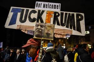 Aktyvistai Šveicarijoje ant uolos pakabino užrašą „Trumpas nelaukiamas“