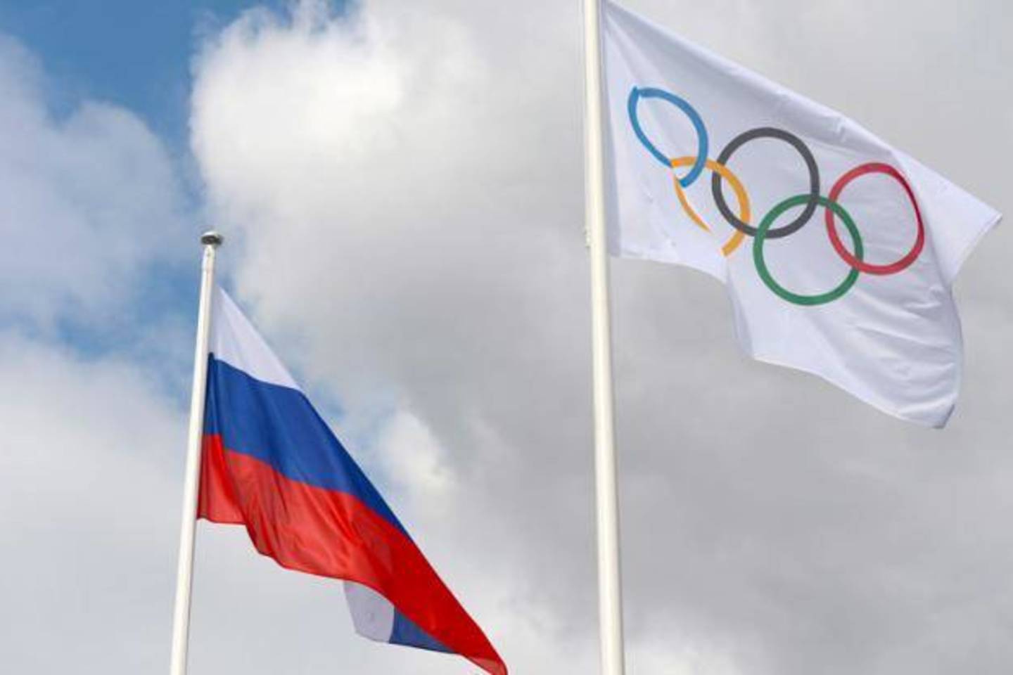 Rusijos ir IOC vėliavos.
