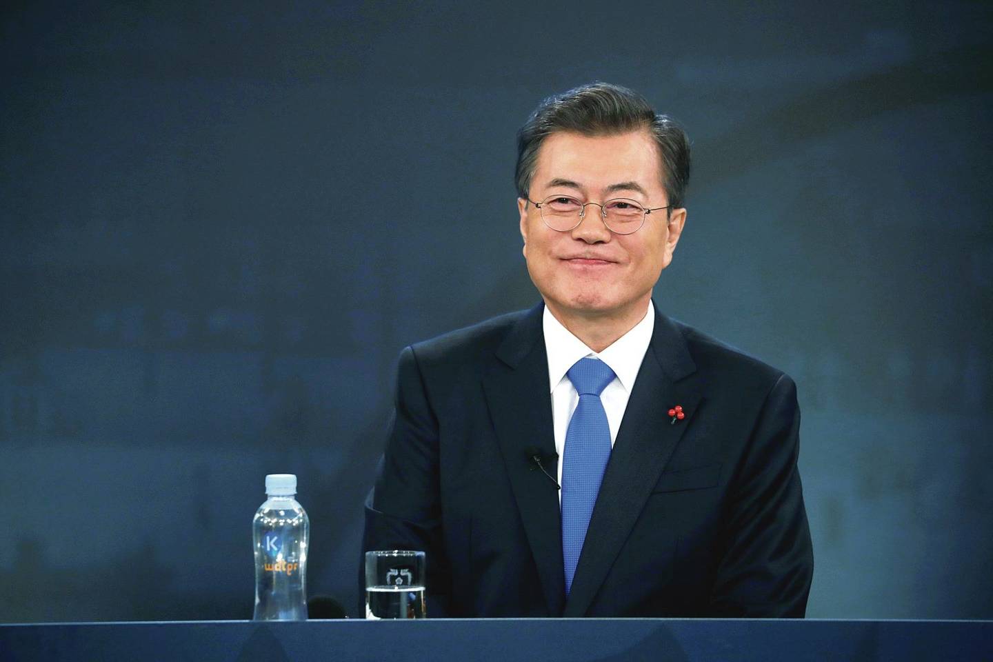 Prezidentas Moon Jae-ino pralaužė ledus – užmezgė dialogą su Pchenjanu.<br>„Reuters“/„Scanpix“ nuotr.