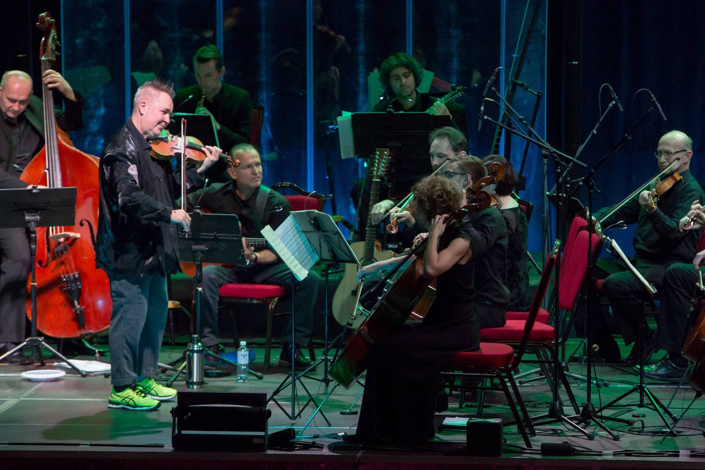 Britų virtuozas Nigelas Kennedy Lietuvoje surengė pirmą ir kol kas vienintelį koncertą – Vilniaus „Compensa“ salėje atliko A.Vivaldi koncertų ciklo „Metų laikai“ smuiko solo partiją.<br>M.Ambrazo nuotr.