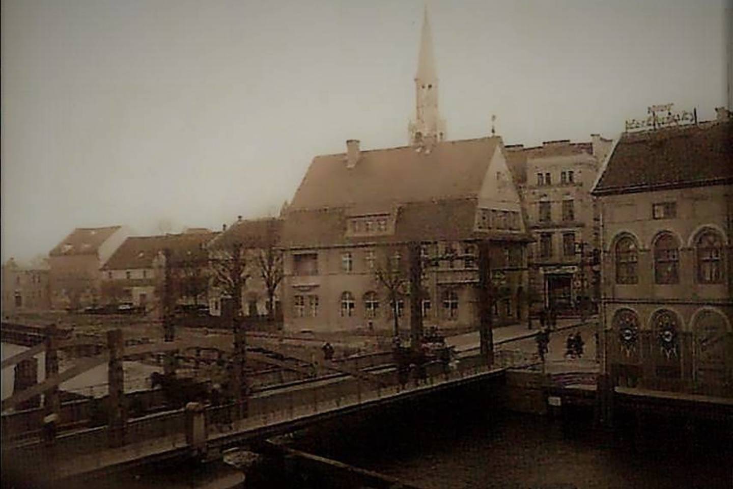  Vaizdas į Biržos tiltą ir avalynės gamintojų namą (dešinėje) tarpukariu.