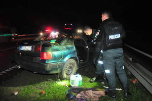 Jonavoje susidūrė „Audi“ ir „VW Passat“, sužeistą vyrą vadavo ugniagesiai