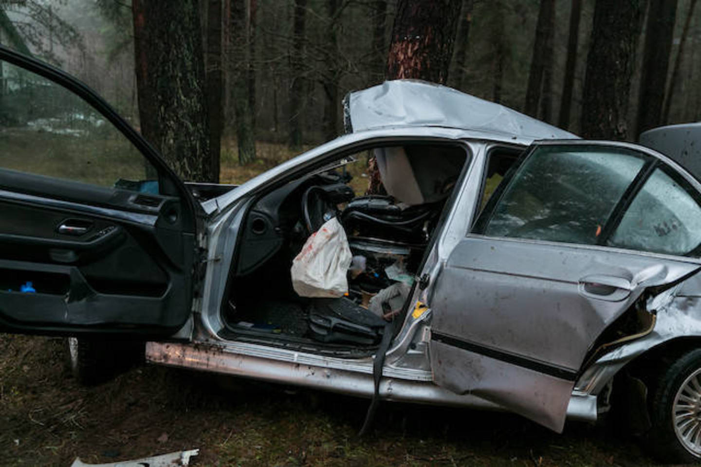 BMW vairavusi girta 18-metė rėžėsi į medį.