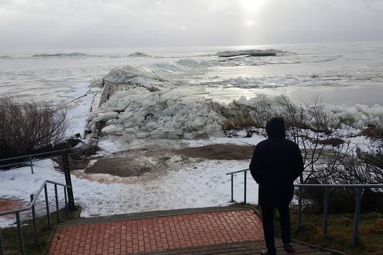 Kuršių mariose – kvapą gniaužiantis reginys: galingas vėjas ledą neša į krantą
