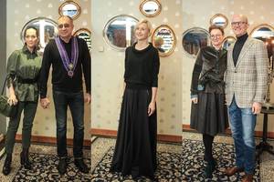 Iškilmingoje vakarienėje garbūs svečiai mėgavosi prabangiu maistu