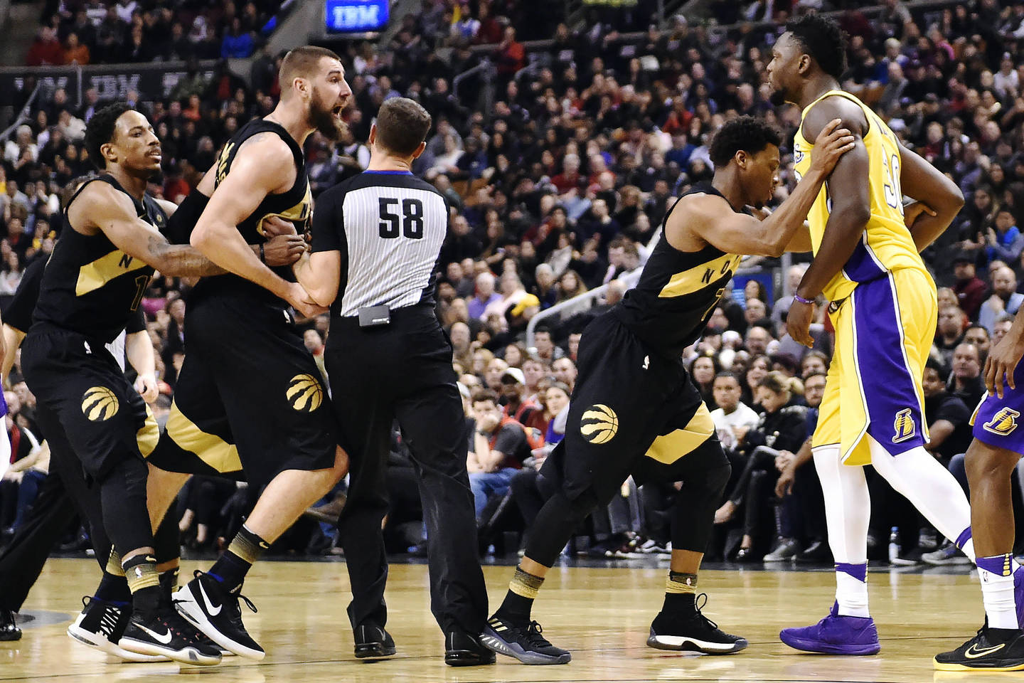 „Raptors“ eilinį kartą įveikė „Lakers“, nors Los Andželas pastaruoju metu žaidė sėkmingai. <br> AP nuotr.