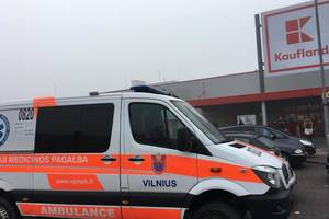 Paaiškino, ką prie prekybos centro Lenkijoje veikė Vilniaus greitosios pagalbos automobilis