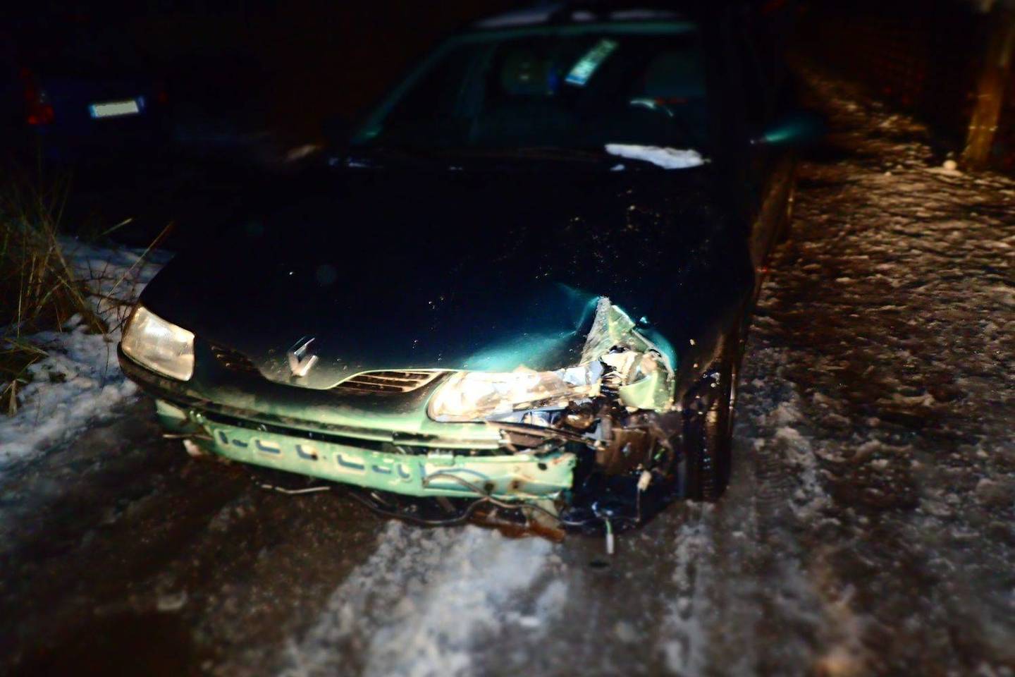  Neblaivaus vairuotojo valdomas automobilis trenkėsi į stulpą. Apie nelaimę pranešė pilietiški gyventojai. <br> Kauno policijos nuotr.